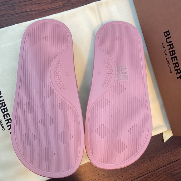 Burberry logo Dusty Pink Slides - Picture 3 of 4